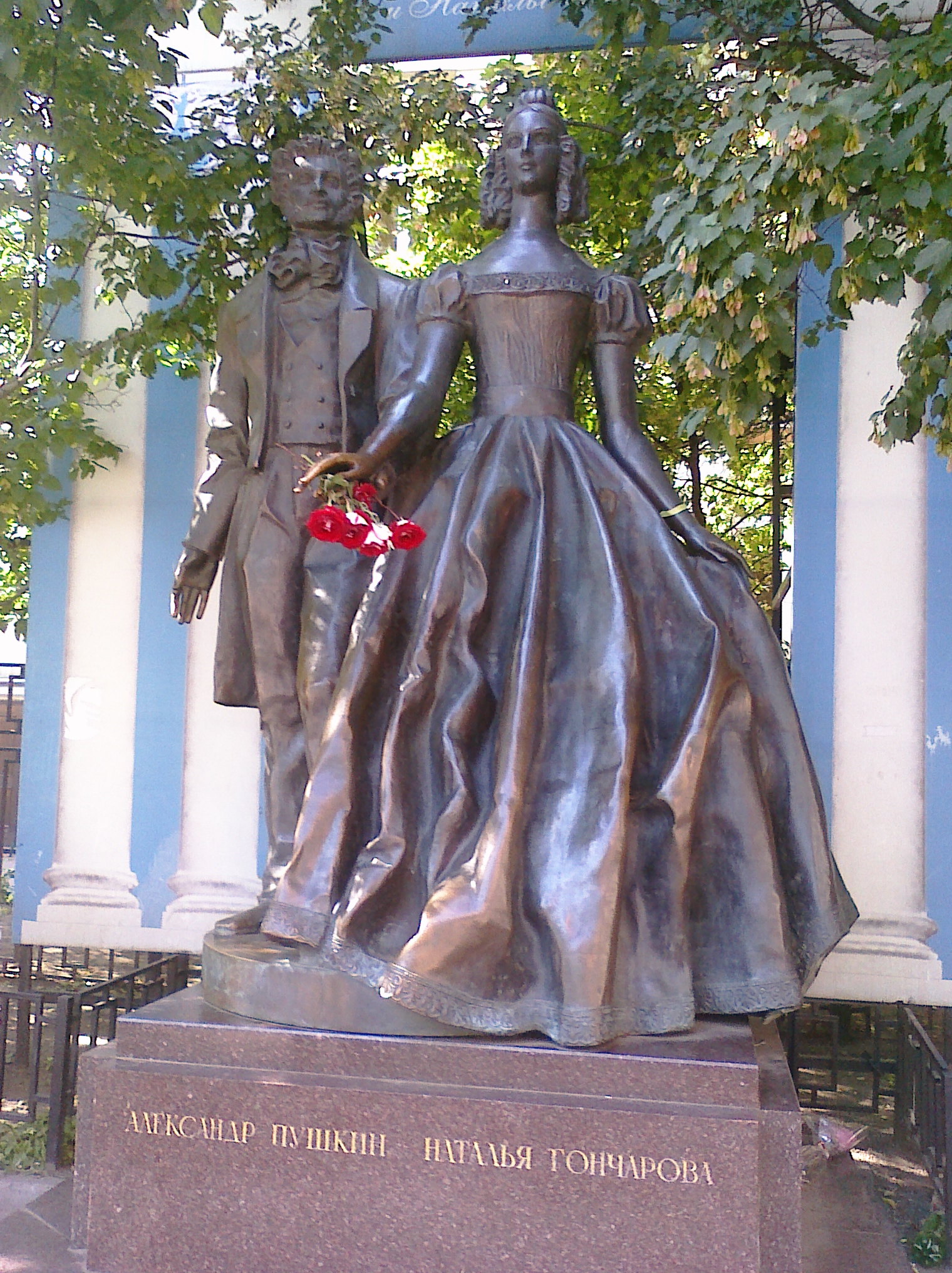 Pushkin and wife statute in Moscow CIMG0509 (2).jpg