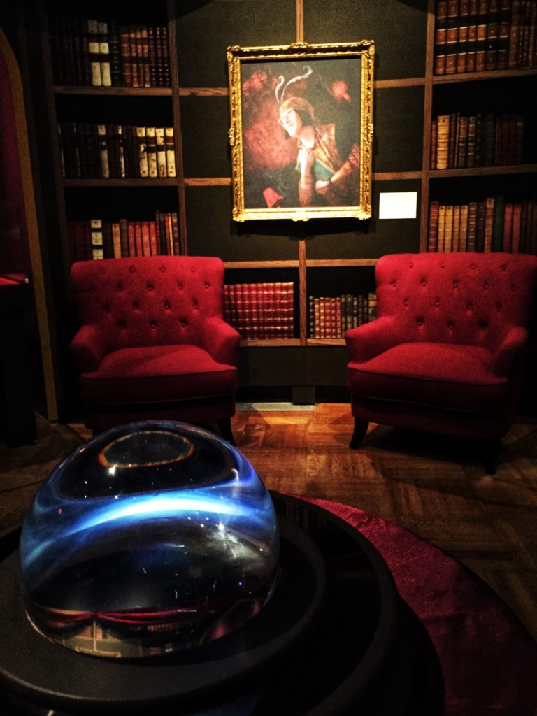 The Harry Potter exhibition in New York: The New-York Historical Society has been transformed to resemble the Hogwarts School. Here, a crystal ball. Photo credit: L. Tripoli.
